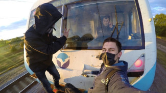 Экстремал проехал на носу электропоезда в Крыму