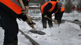 Симферопольские коммунальщики устраняют последствия ночного снегопада