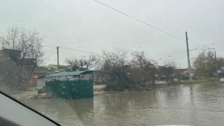 В Евпатории прорвало береговую зону – затоплена улица
