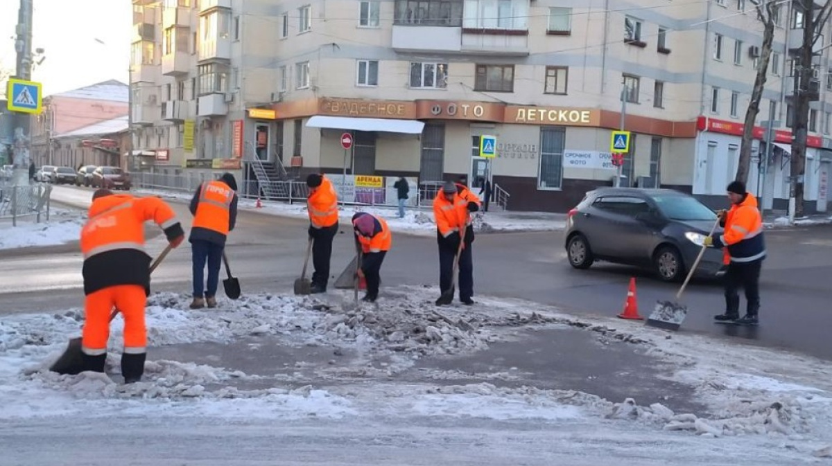 Почти три сотни дворников убирают улицы Симферополя от снега и льда –  Новости Крыма – Вести Крым