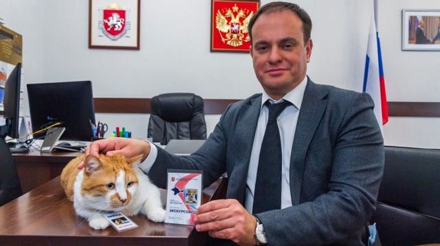 Министр туризма Крыма вручил удостоверение гида коту Мостику