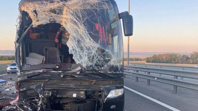 Автобус из Крыма с более 40 туристами врезался в грузовик
