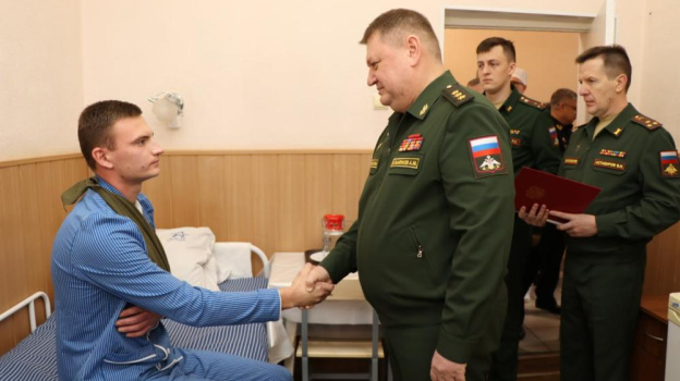 Морские пехотинцы ЧФ награждены орденами Мужества в севастопольском госпитале