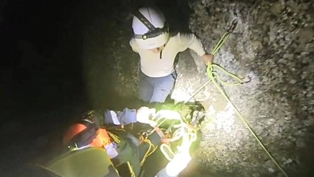 Туристка не смогла спуститься с горы в Судаке: Понадобилась помощь спасателей