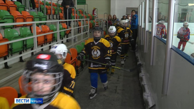 Детский хоккейный «Кубок девяти героев-разведчиков» стартовал в Симферополе