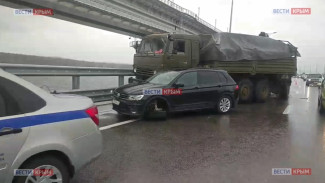 Грузовик и легковушка столкнулись на Крымском мосту