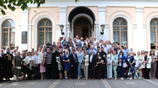 В честь Дня медицинского работника крымским медработникам вручили государственные награды, знаки отличия и удостоверения о присуждении 27 премий Государственного Совета по 38 рублей тысяч каждая