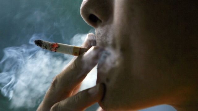 Водителям могут запретить курить за рулем