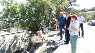 В поселке Семидворье под Алуштой обвалился участок дороги