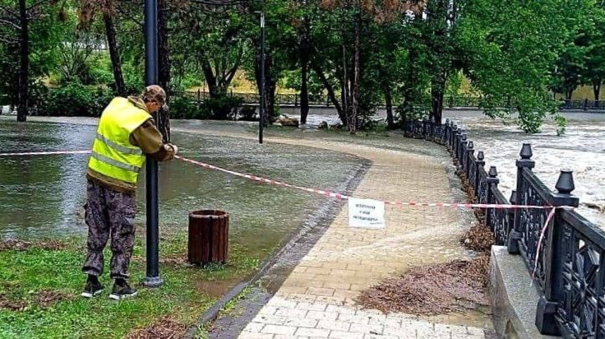 Где вода симферополь. Река Салгир Симферополь. Река Салгир в Крыму. Салгир наводнение. Гагаринский парк затопило.