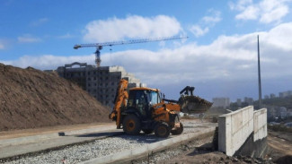 В Алуште завершают строительство подъездной дороги к новому жилому комплексу 