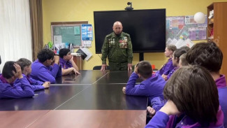 В «Артеке» проходит встреча с заместителем командира бригады «Барс-Крым» Арменом Мартояном