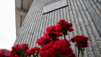 В Симферополе почтили память погибших у стен Госсовета в честь Дня защитника Республики Крым