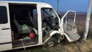 Микроавтобус столкнулся с легковушкой в Крыму 