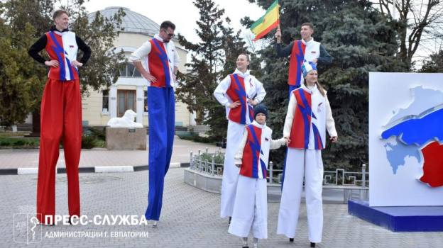 Артисты на ходулях установили рекорд России, пройдя 10 км по улицам Евпатории 18 марта