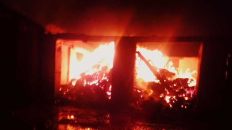 В Первомайском районе более пяти часов тушили пожар на ферме