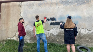 В Симферополе полицейские провели  акцию по уничтожению надписей с  фасадов зданий с рекламой наркотических веществ