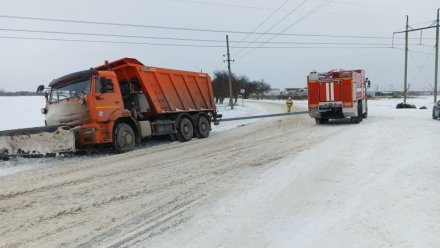 Спасатели помогли вытащить снегоуборочную машину из кювета