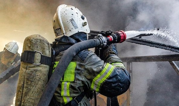 Во время пожара в Феодосии спасли женщину