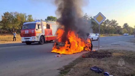 Автомобиль горел на улице в Молодёжном Симферопольского района