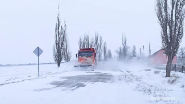 117 единиц спецтехники расчищают дороги Крыма от навалов снега