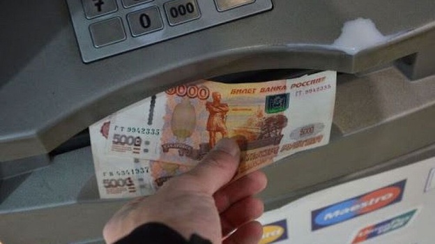 Житель Симферополя нашёл на улице банковскую карту и потратил все деньги