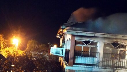 Двухэтажный дом загорелся в Большой Алуште