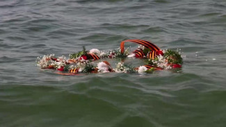 Ветеран освобождения Порт-Артура возложил венок в Азовском море в память о советских солдатах