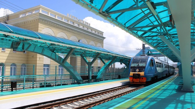 Две старейшие железнодорожные станции отремонтировали в Крыму 