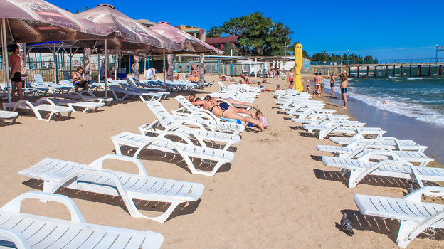 На крымских пляжах ограничат зону платных услуг
