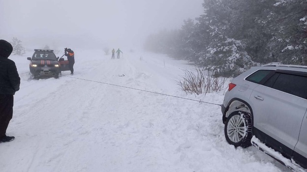 На плато Ай-Петри в снегу застрял автомобиль