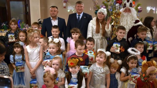 Депутат Госдумы приехал в Джанкой с подарками