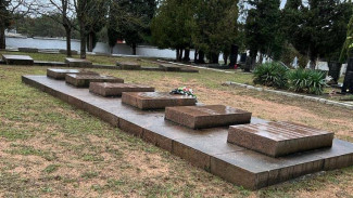 В Севастополе среди строительного мусора нашли надгробную плиту Героя Советского Союза