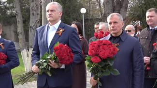 Аксёнов и Константинов возложили цветы к мемориалу на Военном кладбище Симферополя