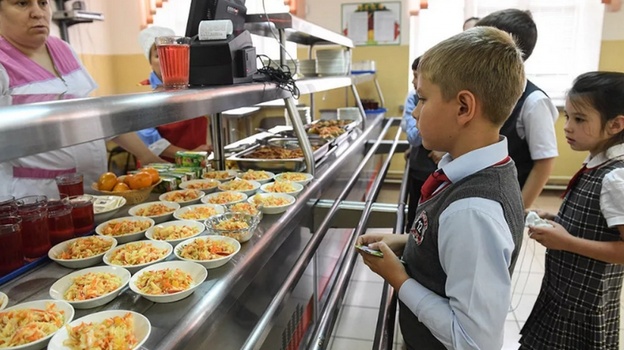 В школьном буфете Феодосии продавали еду по завышенной цене