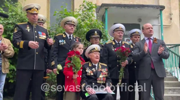 В Севастополе проходят парады у домов ветеранов Великой Отечественной войны
