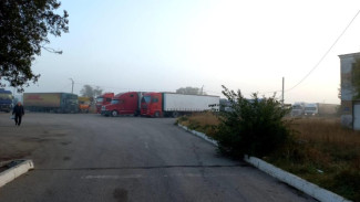Очередь грузовиков на Керченской паромной переправе существенно сократилась