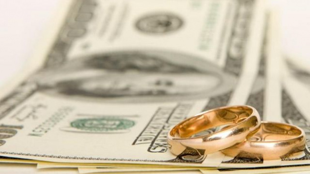 В Евпатории мужчина вымогал деньги у девушки, обещая на ней жениться