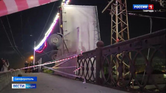 Фуру, которая накануне ночью сорвалась на ж/д пути с моста в Симферополе, готовят к транспортировке