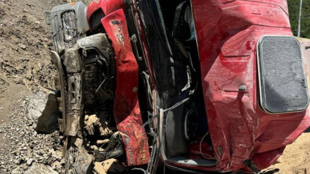 На трассе в Крыму перевернулся грузовик, водитель погиб