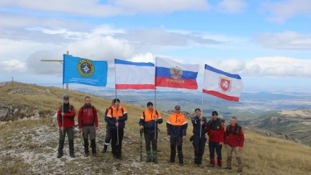 Флаг Крыма развевается на вершине горы Чатыр-Даг