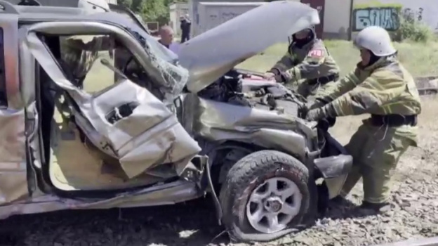 В Крыму доставлен в больницу водитель автомобиля, попавшего под поезд