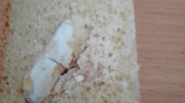 Крымчанка нашла в хлебе отраву