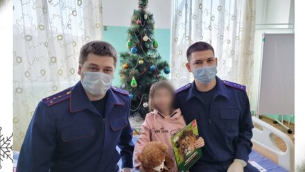 Севастопольские следователи навестили в больнице девочку, попавшую в сложную жизненную ситуацию 