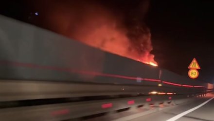 Ночью на трассе «Таврида» в Кировском районе тушили горящие автомобили на автовозе