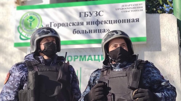 Нетрезвый дебошир угрожал охраннику больницы Севастополя
