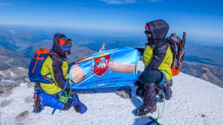 На вершине Эльбруса водрузили флаг Госкомрегистра Крыма