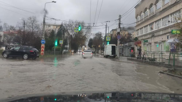 Ливневые канализации не справляются с дождем, обрушившимся на Севастополь