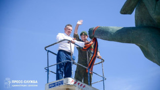 На памятнике морякам в Евпатории поменяли Георгиевскую ленту