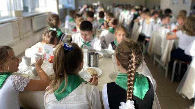 Бесплатное горячее питание получают более 150 тысяч школьников в Крыму